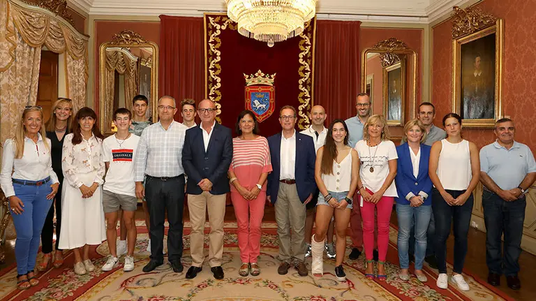 Recepción municipal a los patinadores navarros Cedida