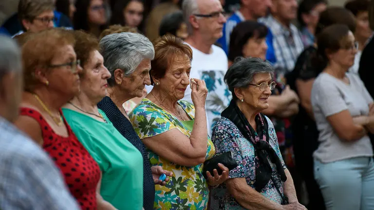 El pueblo de Cáseda se concentra en apoyo a los familiares de los tres fallecidos. PABLO LASAOSA 11