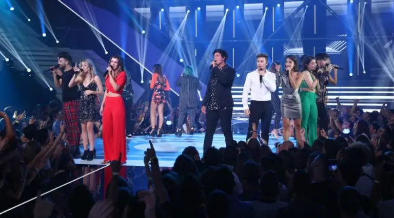 Los concursantes de OT 2017 ceden el testigo a la nueva generación de OT cantando Camina en la gala 0 Foto RTVE