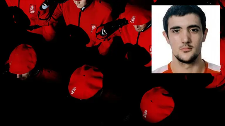 Varios policías forales junto a la imagen del preso Hodei Ijurko EFE