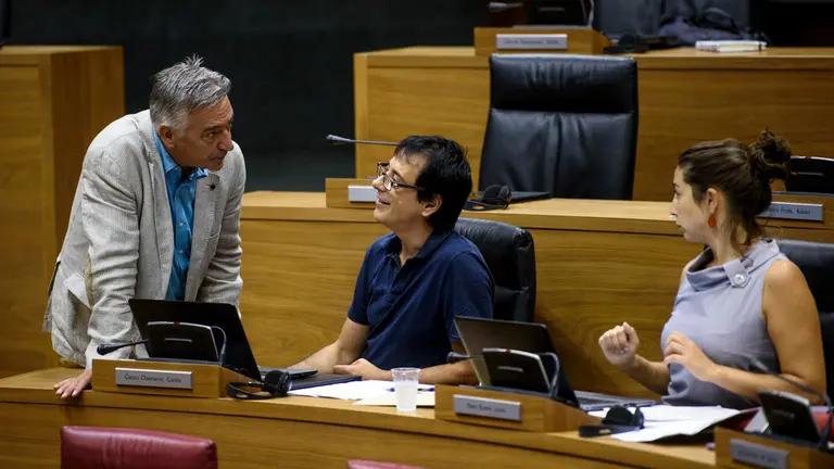 Koldo Martinez habla con el grupo parlamentario de PODEMOS durante el pleno del Parlamento. MIGUEL OSÉS (1)