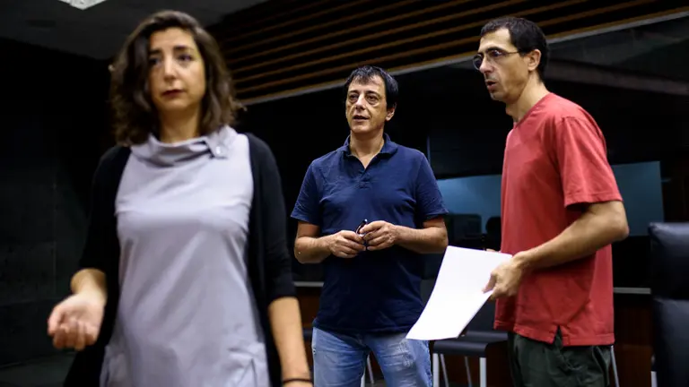 Laura Perez, PODEMOS, durante el pleno parlamentario de este Jueves. MIGUEL OSÉS (2)