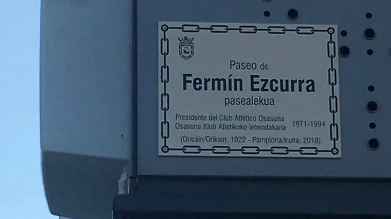 Placa del nuevo Paseo Fermín Ezcurra,  Twitter Navarra Arena.