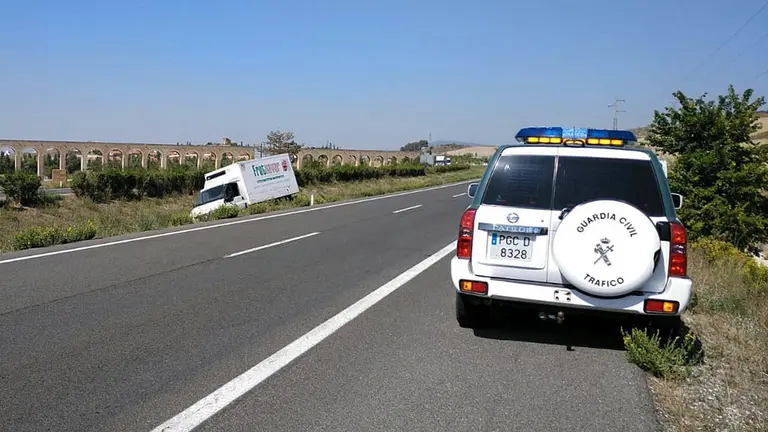La Guardia Civil atiende una salida de vía en la AP 15 GUARDIA CIVIL