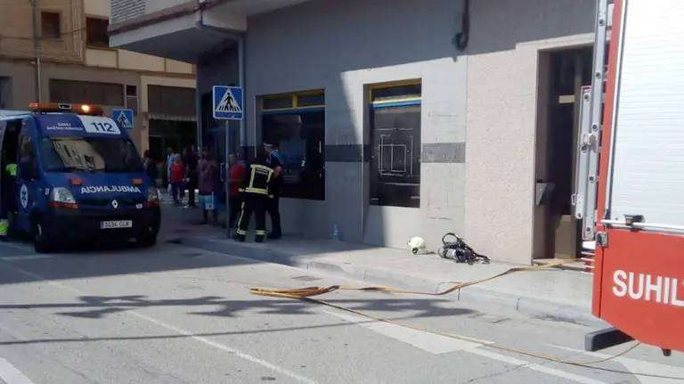 Los bomberos intervienen ante el incendio de una cocina en Burlada, donde una persona ha tenido que ser evacuada al hospital. BOMBEROS DE NAVARRA