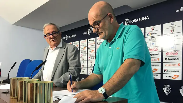 Un momento del sorteo ante notario en El Sadar. CA Osasuna.