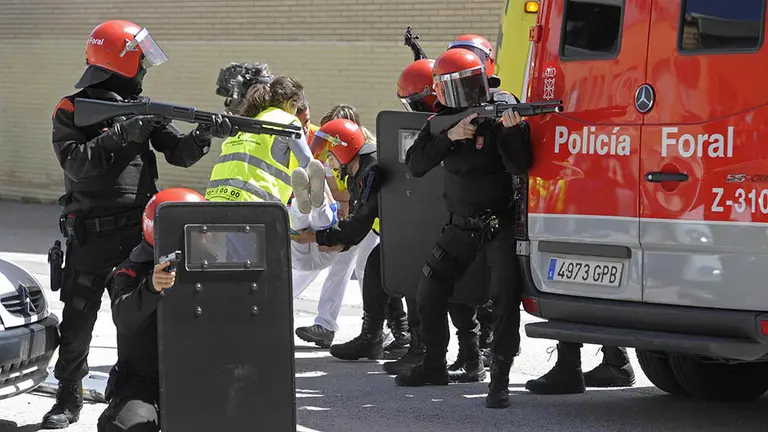 GRA155. PAMPLONA, 20/06/2016.- El Colegio Oficial de Enfermería de Navarra ha organizado hoy, como práctica final del curso de experto en Enfermería de Urgencias, un simulacro de atención sanitaria de urgencia, en el que han atendido a cerca de 40 heridos ficticios, ejercicio en el que han intervenido, además de alumnos sanitarios, Cruz Roja, DYA, Guardia Civil y Policía Foral. EFE/Villar López