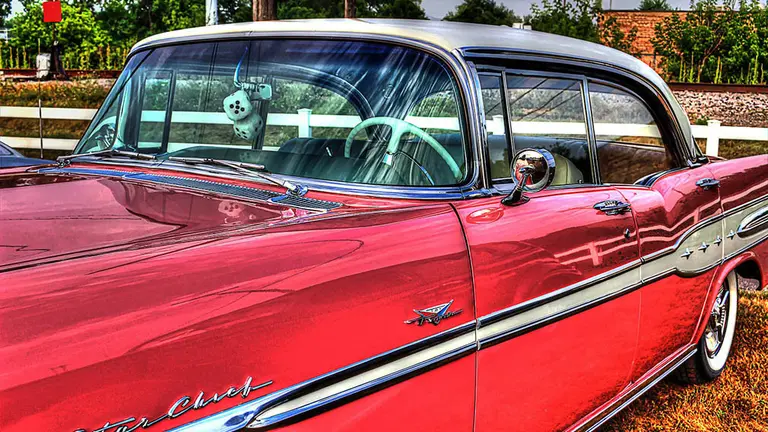 Un veh&iacute;culo Pontiac aparcado en una zona de Estados Unidos.