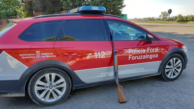 Imagen de la patrulla de la Policía Foral que ha denunciado en Peralta a un conductor drogado cuando se disponía a acudir a cazar con su escopeta POLICÍA FORAL