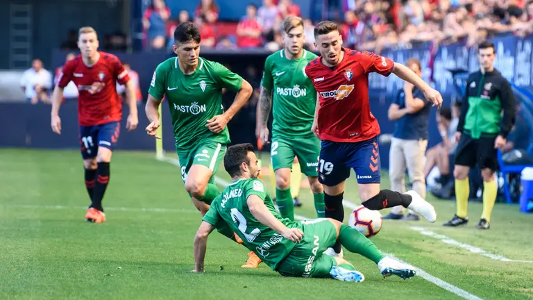 Kike Barja. Partido entre el Osasuna y el Sporting correspondiente a la sexta jornada. MIGUEL OSÉS_2