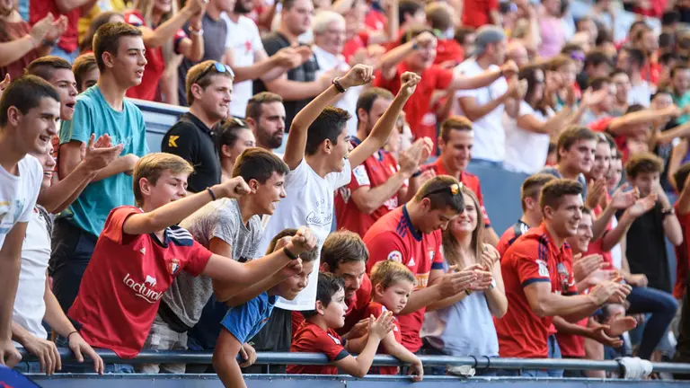 La afición de Osasuna anima desde la grada en El Sadar contra el Sporting de Gijón. MIGUEL OSÉS (9)