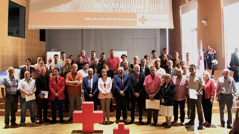 Foto de familia de los homenajeados en los Galardones de Cruz Roja Navarra de 2018 Foto CRUZ ROJA