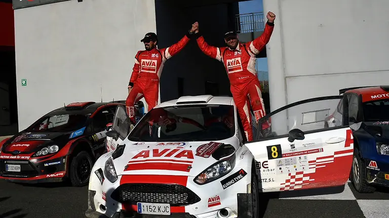 (I a D)  2º Daniel Alonso / Candido Carrera (RMC Motorsport) Ford Fiesta WRC  1º, Gorka Eizmendi y Diego San Juan (Escuderia Lagun Artea), vencedores, Ford Fiesta R5 SOBRE SU AUTO y 3º Josep Basols / Xavier Amigo (Moto Club Igualada) Skoda Fabia R5 debajo del podio.  6ª prueba del CERT. Circuito de Navarra, Los Arcos y su entorno, Navarra, España. Sábado 22/09/2018