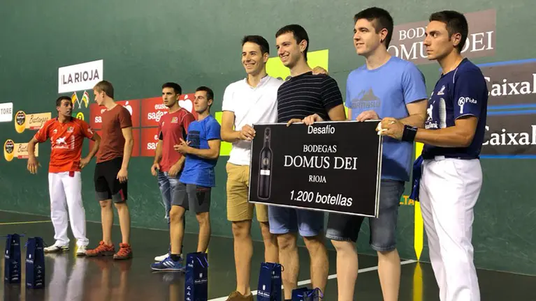 Pelotaris con sus trofeos y botellas en el desaf&iacute;o Domus Dei. Twitter Aspe.