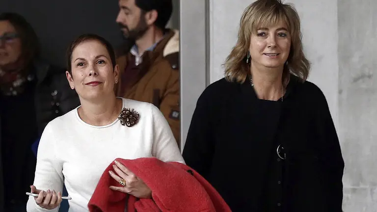 GRA393. PAMPLONA (NAVARRA) 15/11/2016.- La presidenta del Gobierno de Navarra Uxue Barkos (i) y la consejera de Relaciones Ciudadanas Ana Ollo (d), antes de su comparecencia hoy en comisión parlamentaria para abordar la agresión sufrida por dos agentes de la Guardia Civil y sus parejas el día 15 de octubre en Alsasua. EFE/Jesús Diges