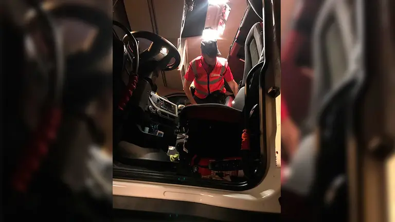La Policía Foral inspecciona el interior del camión en el que viajaba el conductor drogado. POLICÍA FORAL