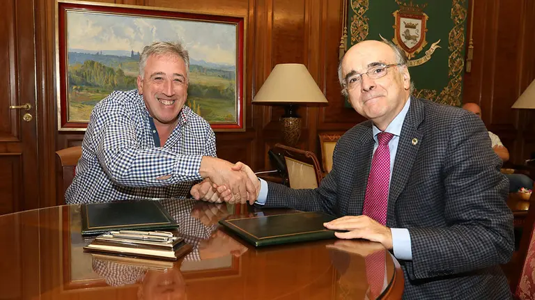 El alcalde de Pamplona, Joseba Asirón, y el presidente de Euskaltzaindia, Andrés Urrutia, firman un convenio para promover el euskera AYUNTAMIENTO DE PAMPLONA