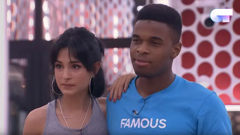 La navarra Natalia Lacunza escuchando junto a Famous el veredicto de los profesores