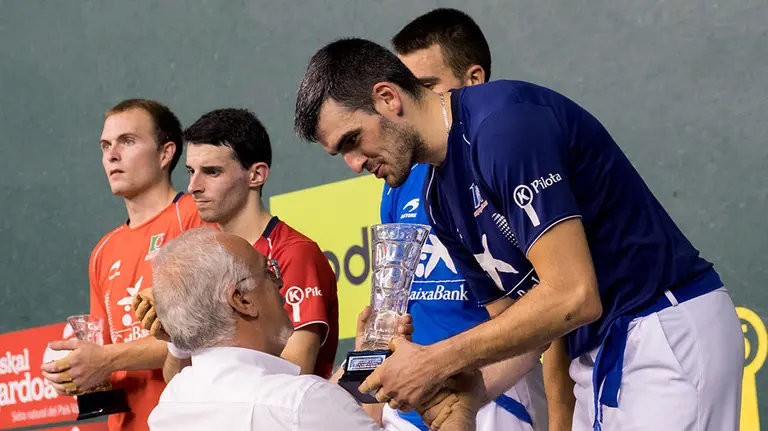 GRAF730. LOGROÑO, 23/09/2018.- El presidente del Gobierno de La Rioja, José Ignacio Ceniceros, hace entrega del trofeo de campeones al navarro Joseba Ezkurdia (d) que junto a su compañero el guipuzcoano Ander Imaz (c) se ha proclamado campeona de la Feria de San Mateo de pelota. EFE/Abel Alonso