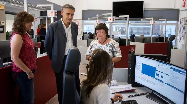 La consejera de Interior, María José Beaumont, visita a los empleados del teléfono de urgencias de SOS Navarra Foto GOBIERNO FORAL
