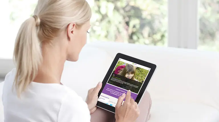 Una mujer consulta en su tablet la nueva página corporativa del laboratorio farmacéutico navarro Cinfa Foto CINFA