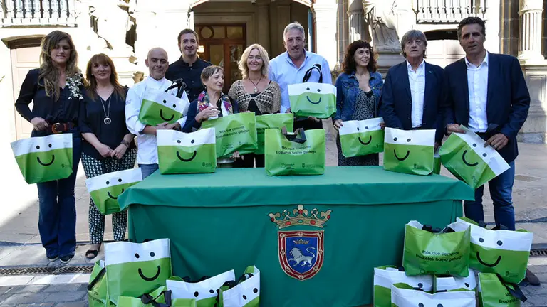 Diferentes personalidades de la ciudad han presentado la iniciativa para impulsar el comercio. 