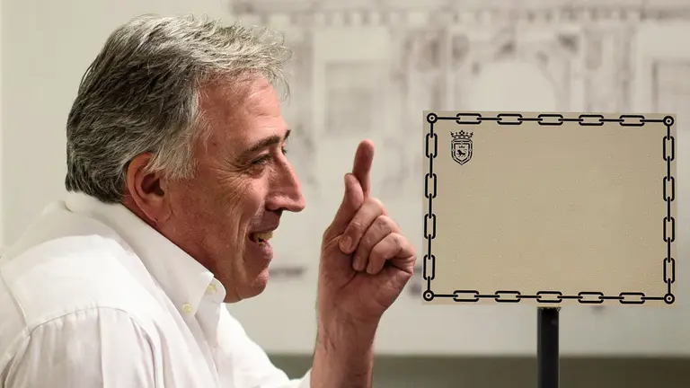 Fotomontaje del alcalde de Pamplona, Joseba Asirón, junto a un rótulo en blanco de una calle de Pamplona. NAVARRACOM