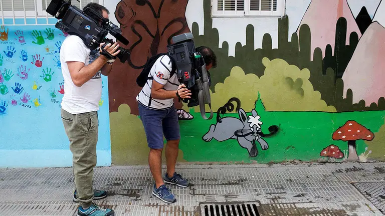 Dos profesionales de medios de comunicación trabajan en el lugar donde dos niñas de 2 y 6 años han sido asesinadas a cuchilladas en la ciudad de Castellón supuestamente por su padre, que posteriormente se ha suicidado. EFE/Domenech Castelló