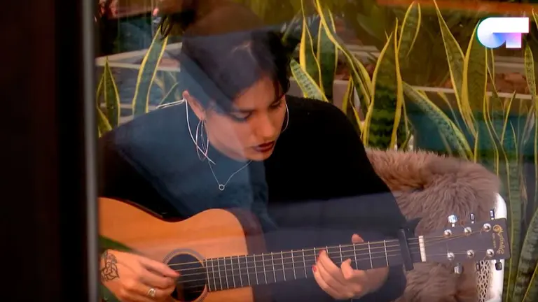 La pamplonesa Natalia Lacunza compone con su guitarra en la academia de Operación Triunfo. RTVE
