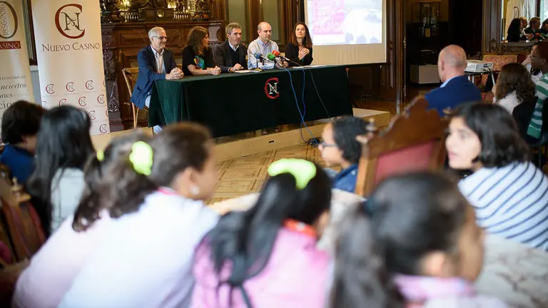 Presentación del programa _Kandinsky en la Plaza del Castillo_, una iniciativa en la que van a participar dos mil escolares desde Primaria a Bachillerato. MIGUEL OSÉS 03