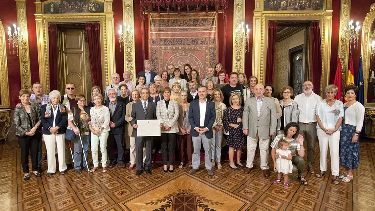 Voluntarios de la asociación Teléfono de la Esperanza con Uxue Barkos. GOBIERNO DE NAVARRA