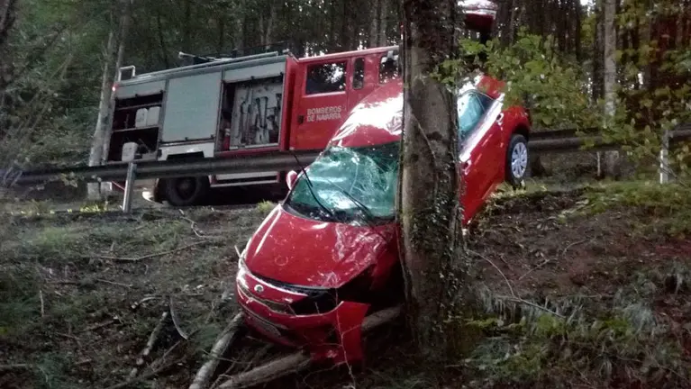 Estado en el que ha quedado un coche que se ha salido de la vía en la antigua carretera de Velate. BOMBEROS DE NAVARRA