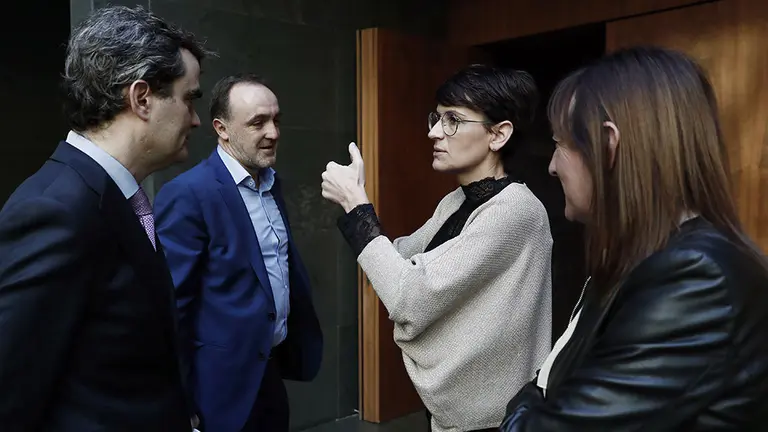 Los parlamentarios del PSN y de UPN, María Chivite (2d) y Javier Esparza (2i), respectivamente, en el exterior del salón de plenos. EFE/Jesús Diges
