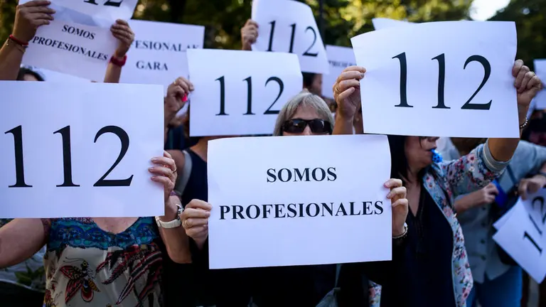 Los trabajadores de SOS Navarra se concentran para denunciar el _linchamiento y los ataques sufridos_ tras los sucesos de Cáseda. MIGUEL OSÉS_1