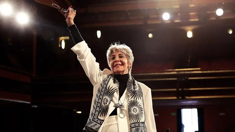 La actriz Concha Velasco sobre las tablas de un escenario