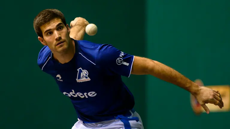 Ezkurdia-Zabaleta se enfrentan a Urrutikoetxea-Martija en la segunda semifinal del II Codere Masters de pelota vasca. MIGUEL OSÉS