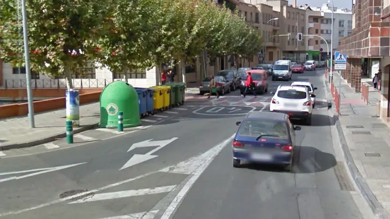 Imagen de archivo de tres coches detenidos en la calle Díaz Bravo de Tudela, junto a un paso de peatones ARCHIVO