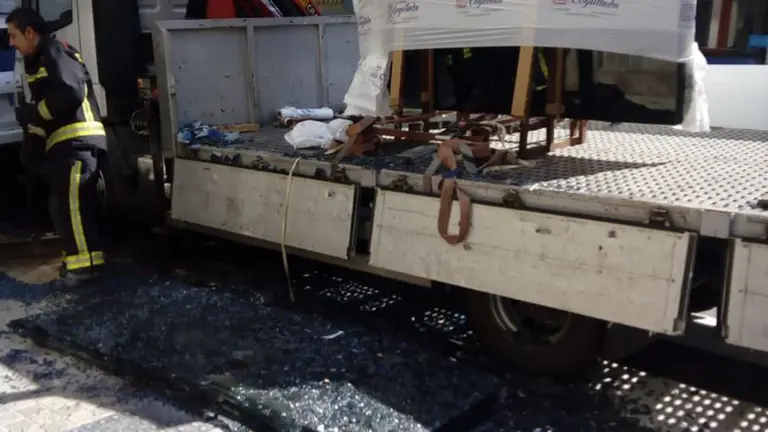 Tres trabajadores han resultado heridos en un accidente laboral al descargar unos cristales en la calle Arrieta de Pamplona. BOMBEROS DE NAVARRA