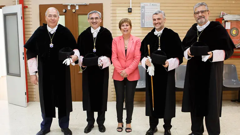 La presidenta del Gobierno de Navarra, con los cuatro rectores de Campus Iberus, de izq. a dcha.: Roberto Fernández Díaz (Lleida), Julio Rubio García (La Rioja), Alfonso Carlosena (UPNA) y José Antonio Mayoral Murillo (Zaragoza).