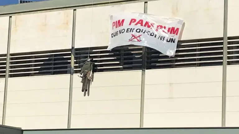 Imagen del muñeco que representa a un guardia civil y ha aparecido ahorcado en la Universitat de Barcelona TWITTER