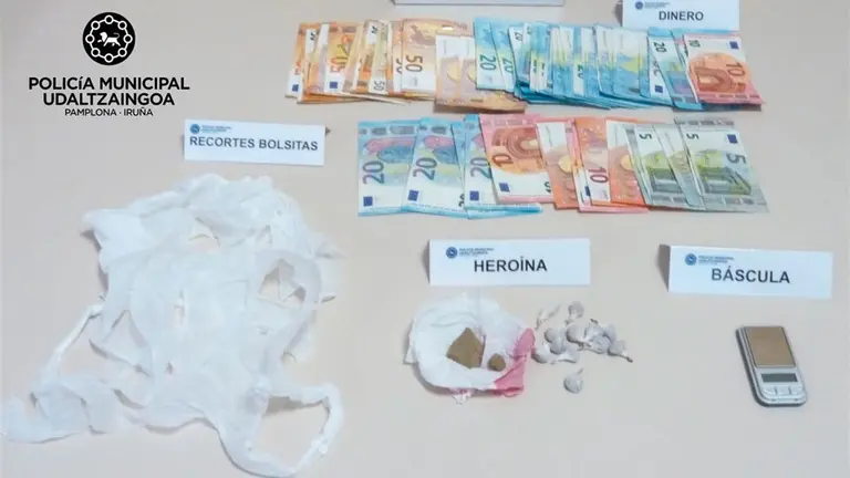 Droga que la Policía Municipal de Pamplona se ha incautado tras registrar un domicilio en la Rochapea. POLICÍA MUNICIPAL DE PAMPLONA