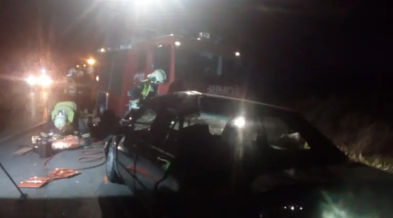 Instante en el que los bomberos intervienen en el accidente TWITTER BOMBEROS