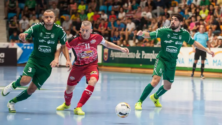 Partido entre el Xota y El Pozo en el Pabellón de Anaitasuna. MIGUEL OSÉS_6
