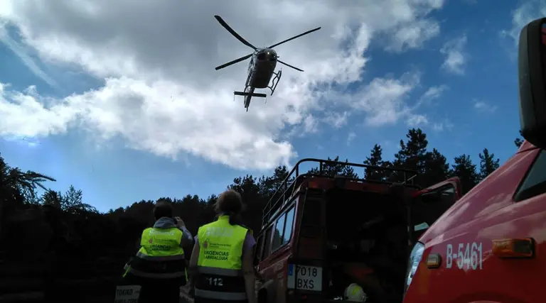 Imagen de un helicóptero y del dispositivo sanitario trasladado a Goizueta TWITTER BOMBEROS