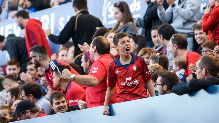 La grada de Osasuna durante el partido ante el Numancia en el estadio de El Sadar. MIGUEL OSÉS (6)
