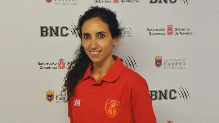 Oihane Ciruelos con la camiseta del Basket Navarra. BNC.