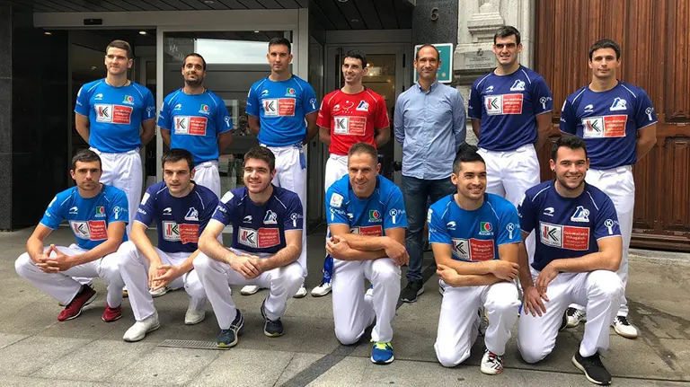 Pelotaris en la presentación del campeonato del cuatro y medio 2018. Asegarce.