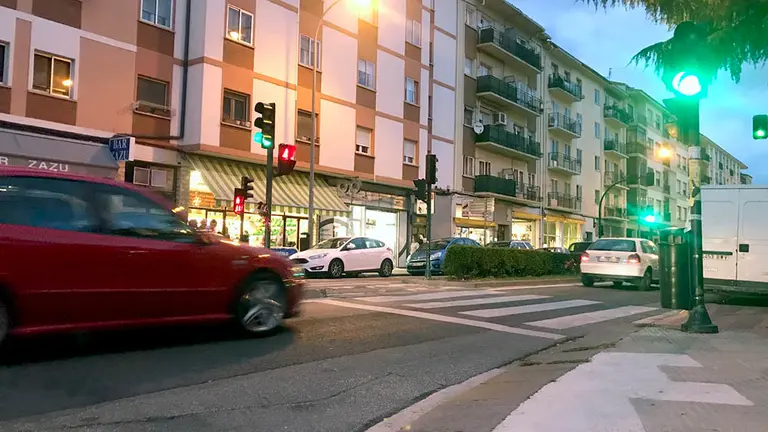 Un niños de 4 años ha muerto atropellado en la avenida de Villava de Pamplona cuando cruzaba el paso de cebra junto a su padre. FOTO IMM (4)
