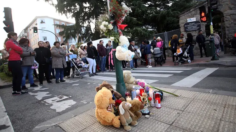 Padres y madres de alumnos del colegio de las Esclavas del Sagrado Corazón cortan la avenida Villava en protesta por el atropello mortal de un alumno del centro IÑIGO ALZARAY