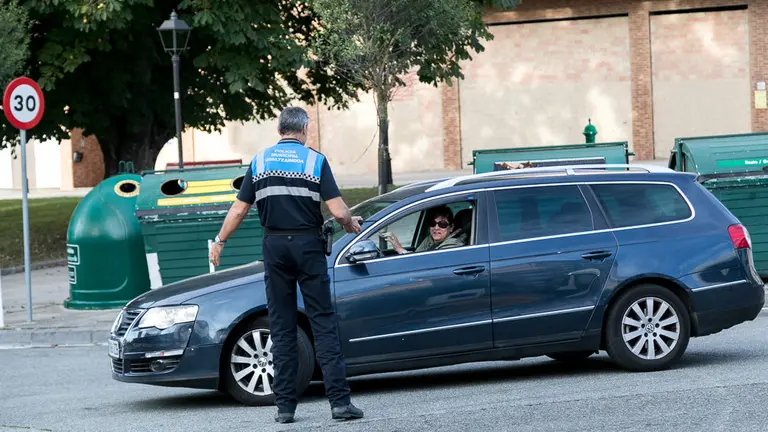 Padres y madres de alumnos del Colegio Esclavas del Sagrado Corazón cortan el tráfico en protesta por el atropello mortal de un niño de 4 años (08). IÑIGO ALZUGARAY